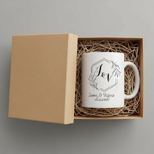 Caneca De Café Casamento com iniciais do casal minimalista person