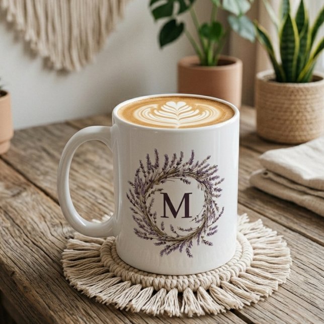 Caneca De Café Casamento | Coroa Floral de Lavanda Personalizada  (bridesmaid floral mug gift, wedding favor monogram mug gift, mothers day floral mug, birthday gift)