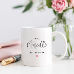 Caneca De Café Casamento de Sobrenome de Script Negro Personaliza<br><div class="desc">A caneca de café da Sra. Costumada apresenta um texto moderno de roteiro preto que pode ser personalizado com o sobrenome casado da noiva e a data de casamento estabelecida. Inclui um sotaque cardíaco rosa fofo. Faz um presente especial para a recém-casada Sra.!</div>