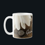 Caneca De Café Casamento entre margarida e margarida branca<br><div class="desc">Personalize a charmosa margarida branca e a taça de café caseira do campo de madeira com os nomes pessoais da noiva e do noivo para criar um pequeno presente para recém-casados, damas de honra ou padrinhos de casamento. Esta rústica caneca de casamento de fazenda ocidental apresenta uma tênue fotografia floral...</div>