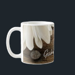 Caneca De Café Casamento entre margarida e margarida branca<br><div class="desc">Personalize a charmosa margarida branca e a taça de café caseira do campo de madeira com os nomes pessoais da noiva e do noivo para criar um pequeno presente para recém-casados, damas de honra ou padrinhos de casamento. Esta rústica caneca de casamento de fazenda ocidental apresenta uma tênue fotografia floral...</div>