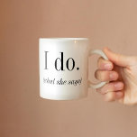 Caneca De Café Casamento "eu faço" | Eu faço o que ela diz Groom<br><div class="desc">Engraçado caneca de casamento com campos de texto personalizáveis. Seria um presente de solteiro divertido.</div>