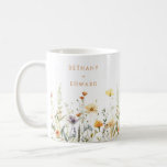 Caneca De Café Casamento Rustic Wildflower<br><div class="desc">Essa design combina elegância e capricho,  combinando textos modernos mínimos com uma fileira de flores silvestres delicadas de aquarela.</div>