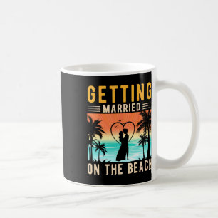 Caneca De Café Casando na Praia Noiva e Noivo Solteirão
