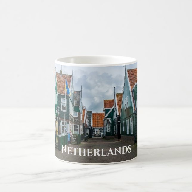 Caneca De Café Casas tradicionais de madeira na aldeia de Marken (Centro)