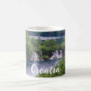 Caneca De Café Cascata em cascata com floresta verde na Croácia