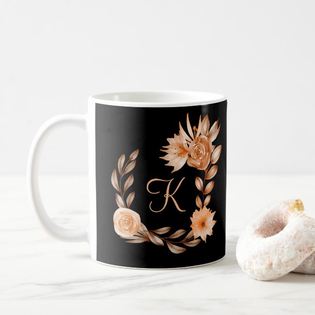 Caneca De Café Castanho Negro e Floral de Pêssego Monograma (Com Donut)