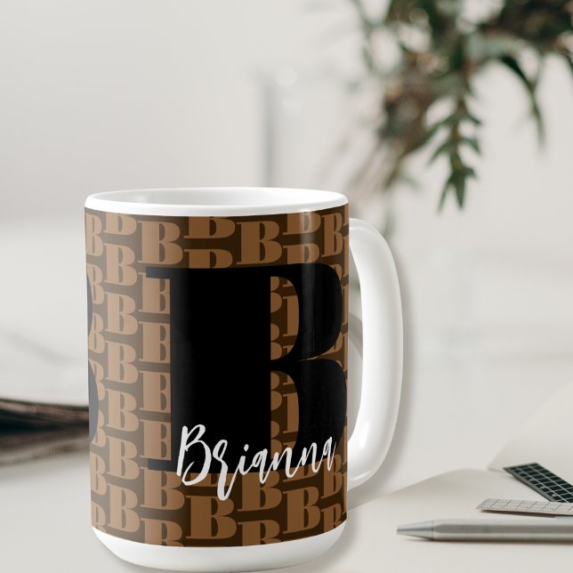 Caneca De Café Castanho Negro Monograma Branco Nome Moderno (Criador carregado)
