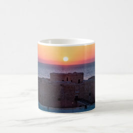Caneca De Café Castelo de Paphos no pôr do sol, vista do drone