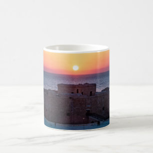Caneca De Café Castelo de Paphos no pôr do sol, vista do drone