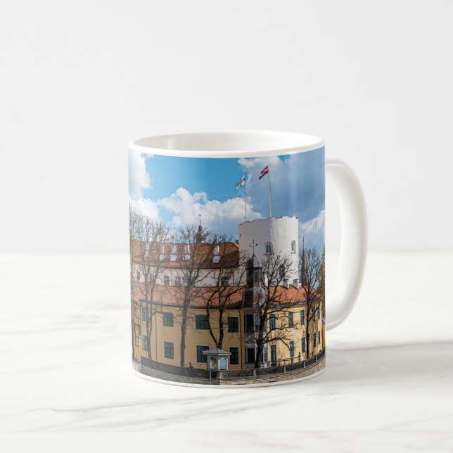 Caneca De Café Castelo de Riga durante o dia ensolarado em Riga,  (Frente Esquerda)
