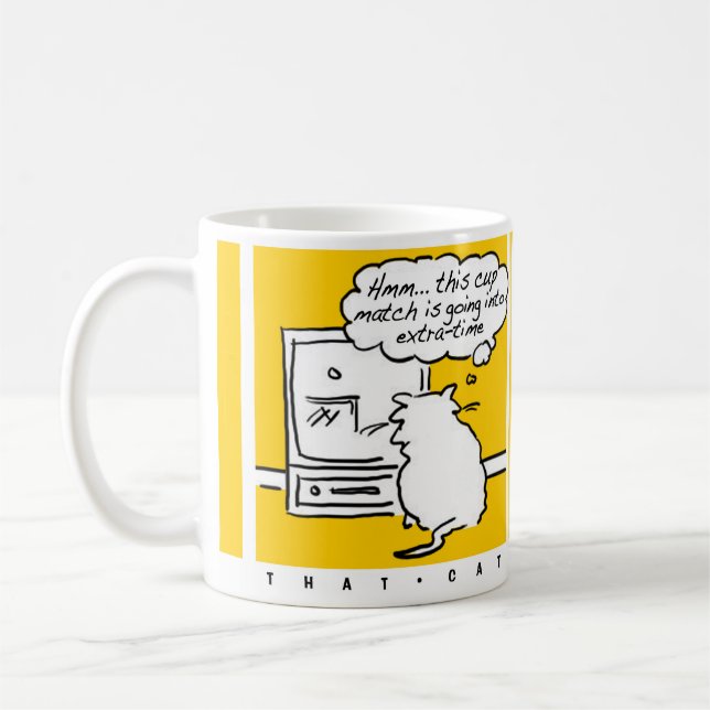 Caneca De Café Cat está assistindo a um jogo de futebol na TV (Esquerda)