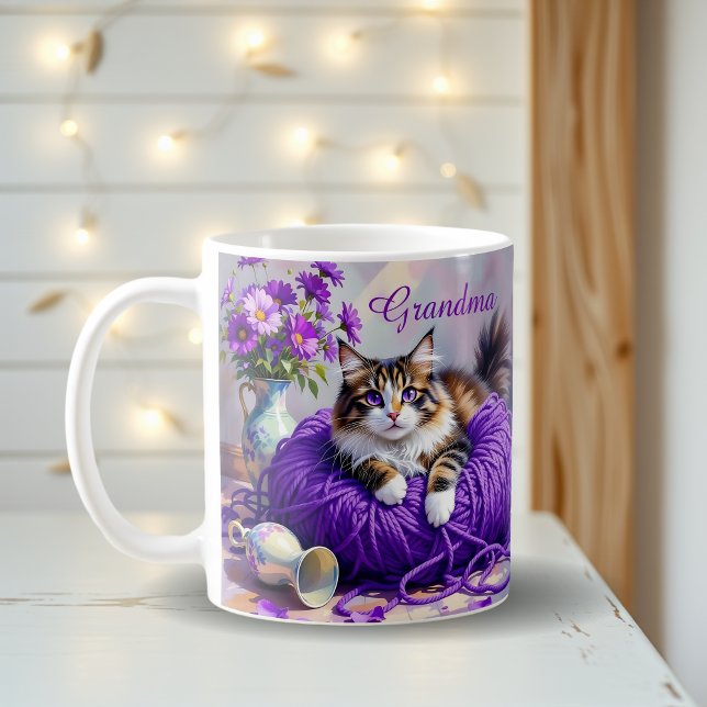 Caneca De Café Cat with Purple Eyes in Purple Yarn and Flowers (Criador carregado)