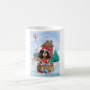Caneca De Café Cavalier King Cachorro Na Casa De Natal Na Neve