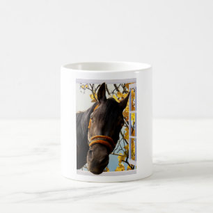 Caneca De Café Cavalo curioso que olha através da janela da
