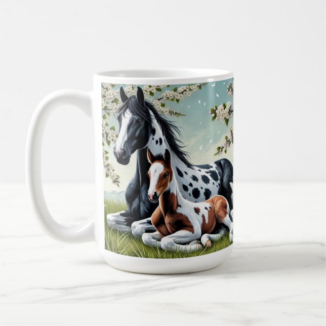 Caneca De Café Cavalo e Calha Descansados Em Meio A Árvores Brilh (Esquerda)