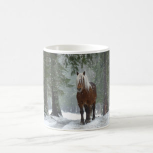 Caneca De Café Cavalo marrom em uma floresta de inverno com neve