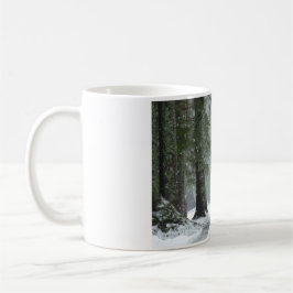 Caneca De Café Cavalo marrom em uma floresta de inverno com neve 