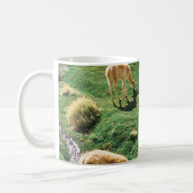 CANECA DE CAFÉ CAVALOS BRANCOS E MARAVILHOSOS NO CAMPO DE GRAMA V (Esquerda)