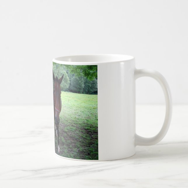 Caneca De Café Cavalos castanhos escuros no pasto (Direita)