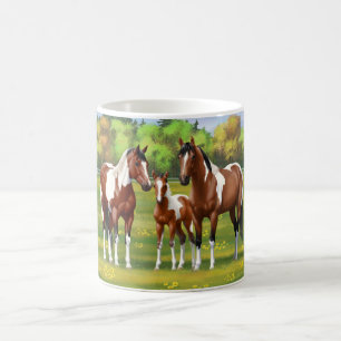 Caneca De Café Cavalos Do Quarto De Pintura De Bay Em Pastagem De