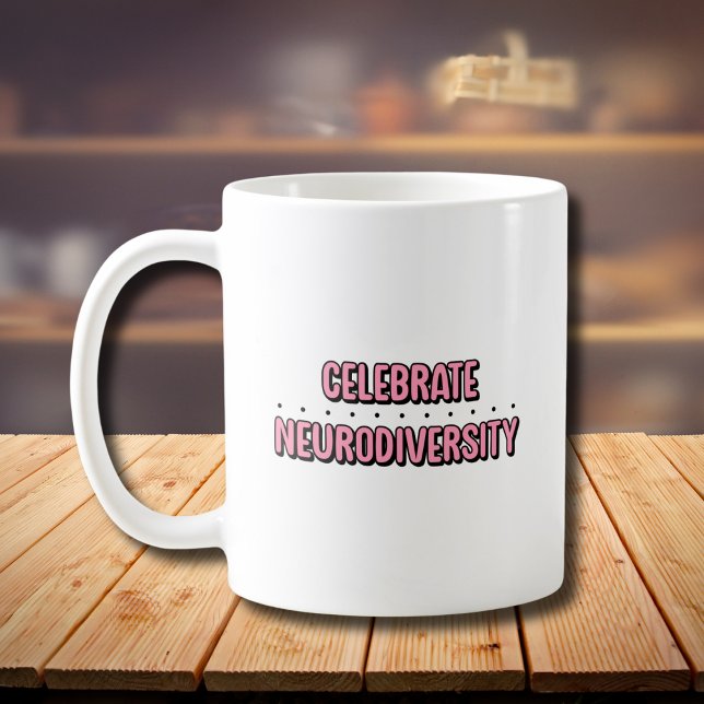 Caneca De Café Celebrar a Tipografia Rosa da Neurodiversidade (Criador carregado)