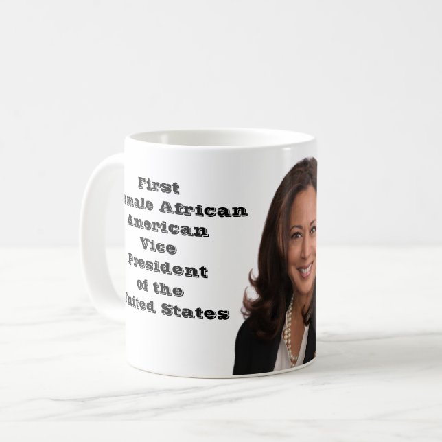 CANECA DE CAFÉ CELEBRE KAMALA HARRIS   (Frente Esquerda)