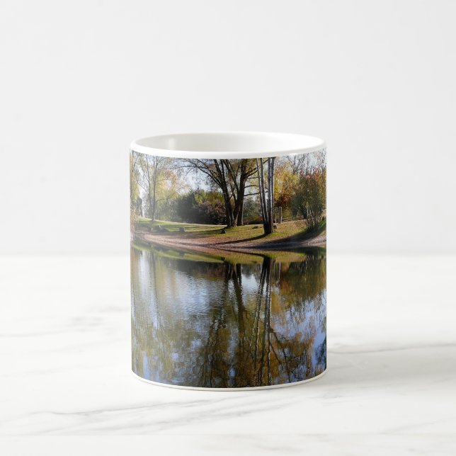 Caneca De Café Cena da Natureza Árvore de Outono Água (Centro)