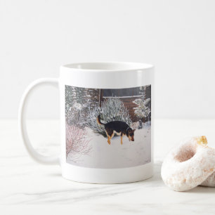 Caneca De Café Cena da neve do inverno com o cão preto e tan