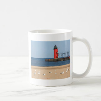 Caneca De Café Cena da praia com gaivotas e farol