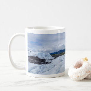 Caneca De Café Cena de Glaciar na Montanha Gelada com Céu Nublado