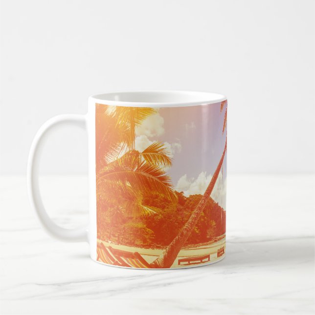Caneca De Café Cena de praia, coqueiro, cama de madeira. (Esquerda)