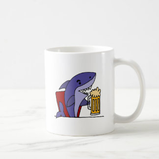 Caneca De Café Cerveja engraçada do bebendo do tubarão