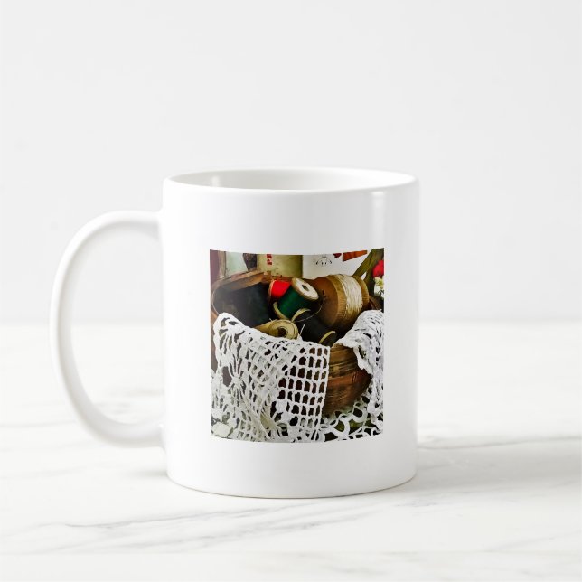 Caneca De Café Cesto de costura com rosca e rendas (Esquerda)