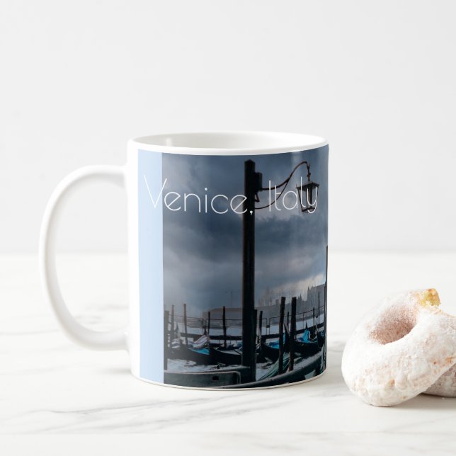 Caneca De Café Céu Sombrio em Veneza, Itália (Com Donut)