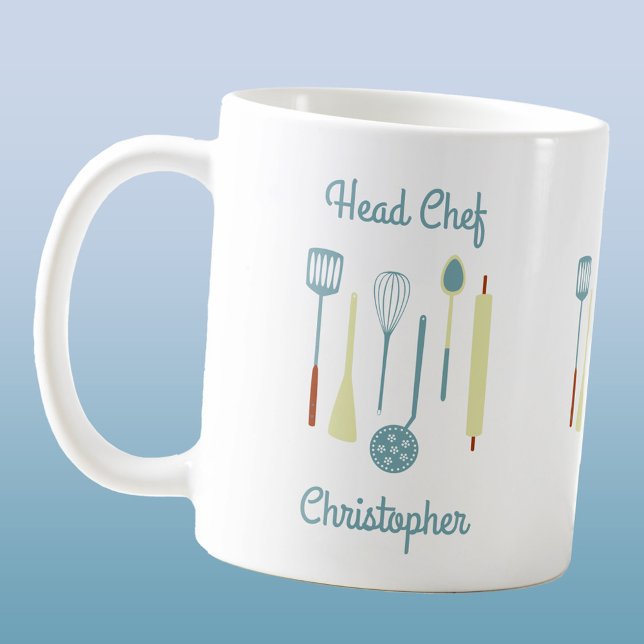 Caneca De Café Chefe Personalizado (Fun personalized Head Chef custom name mug featuring kitchen and baking implements.)