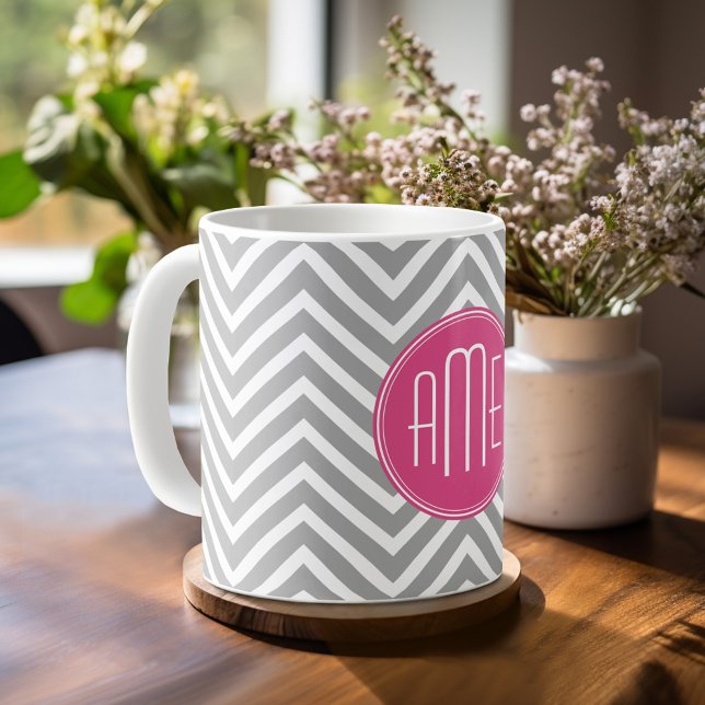Caneca De Café Chevron Cinza e Rosa com Monograma Personalizado (Mug template with monogram)