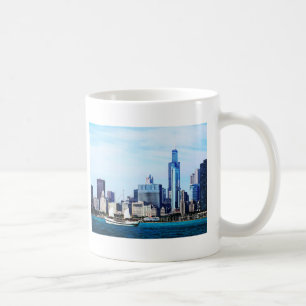 Caneca De Café Chicago IL - Escuna contra a skyline de Chicago