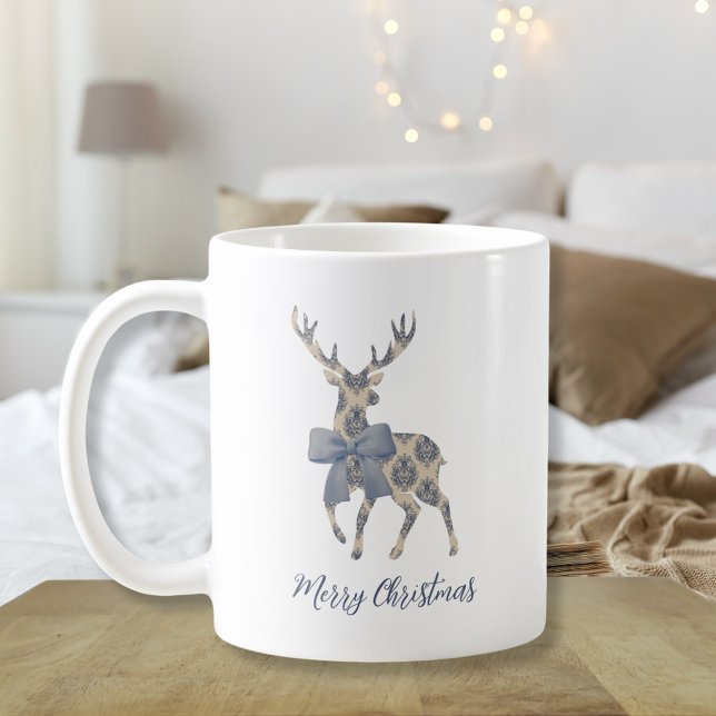 Caneca De Café Chinoiserie Reindeer (White "Merry Christmas" Coffee Mug with reindeer silhouette in blue toile pattern with coquette bow )