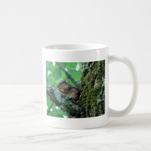Caneca De Café Chipmunk doce em um Roupa de árvore e presentes