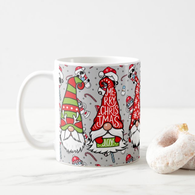 Caneca De Café Christmas Gnome with Festive Holiday Tree Scene (Com Donut)