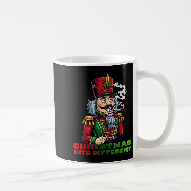 Caneca De Café Christmas Nutcracker Christmas Hits Different  (Direita)