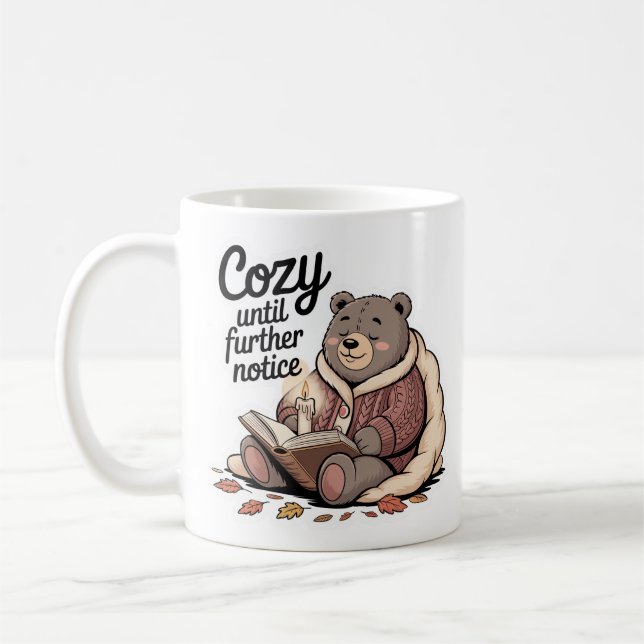 Caneca De Café Chubby Cozy Bear Lendo Vela De Outono (Esquerda)