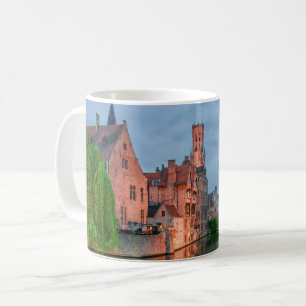 Caneca De Café Cidade antiga e torre de Belfry à noite em Bruges