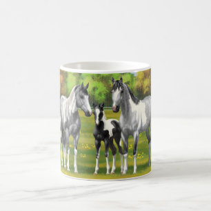 Caneca De Café Cinza De Maçã Em Cavalos De Tintas Em Pasto De Ver