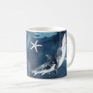 Caneca De Café Cinzas e tubarão branco no oceano azul de aquarel