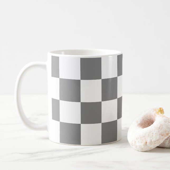 Caneca De Café Cinzas quadradas controladas e retrô geométrico br (Com Donut)