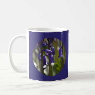 Caneca De Café Círculo de Bluebells à luz do sol primavera aplica