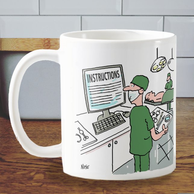 Caneca De Café Cirurgião olha as instruções antes da operação (Criador carregado)