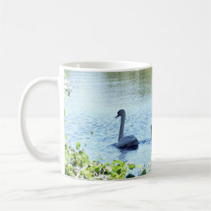Caneca De Café Cisne Com Filhotes No Rio